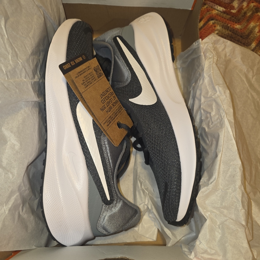 Nike Men's Black and White Running Shoes Revolution 7